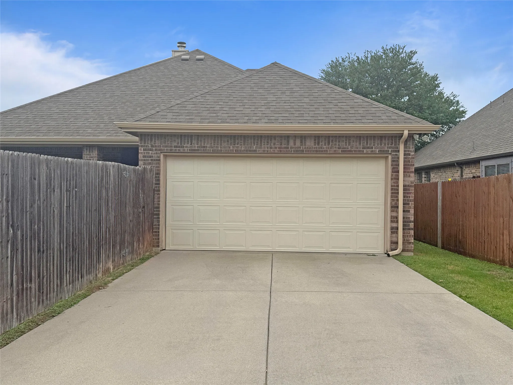 Single Family Residence For Sale in Ellis County , 421 Sunnyside Lane, Red Oak, Texas 75154, 4 Bedroom, 3 Bathroom, 2 Garage spaces, 2,485 Sqft, built in 2014, mls#21289115, Real Estate Agent in Red Oak, Homes For Sale in Ellis county, Homes For Sale in Red Oak, Realtor in Red Oak Texas, Real Estate Brokerage Independent Realty Texas, Luminita Cordes Realtor