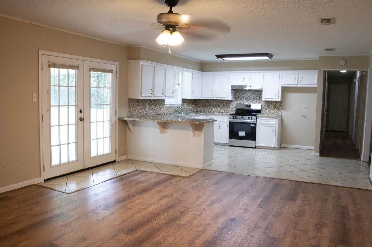 Open concept living//breakfast bar
