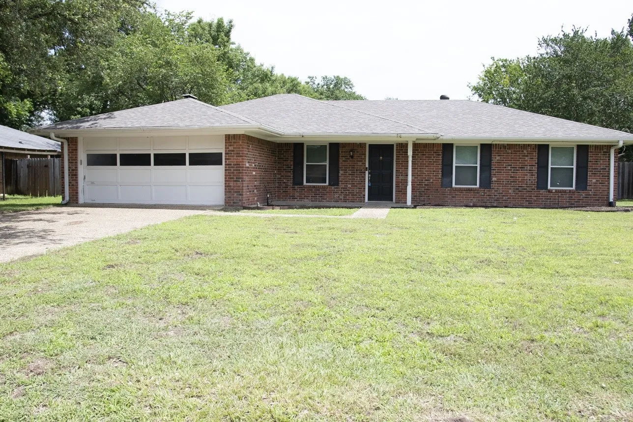 Single Family Residence For Sale in Limestone County , 1008 Fairway Lane, Mexia, Texas 76667, 3 Bedroom, 2 Bathroom, 2 Garage spaces, 1,502 Sqft, built in 1980, mls#21286040, Real Estate Agent in Mexia, Homes For Sale in Limestone county, Homes For Sale in Mexia, Realtor in Mexia Texas, Real Estate Brokerage Independent Realty Texas, Luminita Cordes Realtor