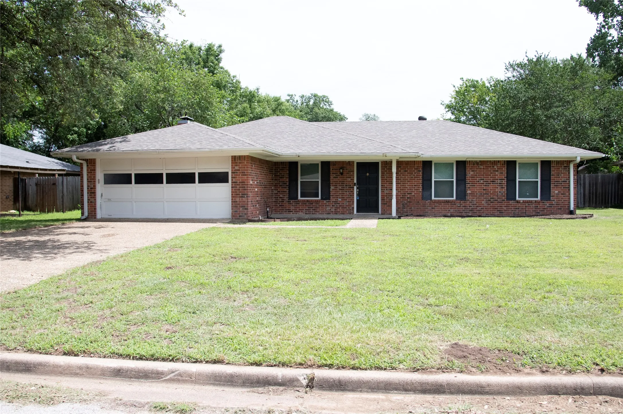 Single Family Residence For Sale in Limestone County , 1008 Fairway Lane, Mexia, Texas 76667, 3 Bedroom, 2 Bathroom, 2 Garage spaces, 1,502 Sqft, built in 1980, mls#21286040, Real Estate Agent in Mexia, Homes For Sale in Limestone county, Homes For Sale in Mexia, Realtor in Mexia Texas, Real Estate Brokerage Independent Realty Texas, Luminita Cordes Realtor