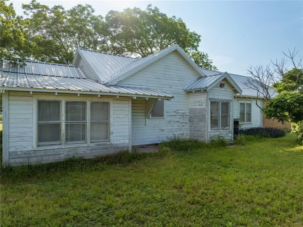 Single Family Residence For Sale in Mc Lennan County , 16401 Cedar Rock Parkway, Crawford, Texas 76638, 3 Bedrooms, 2 Bathrooms, 1 Garage spaces, 1,880 Sqft, built in 1950, Price $1,850,000, mls#21289107, Real Estate Agent in Crawford, Homes For Sale in Mc Lennan county, Homes For Sale in Crawford, Realtor in Crawford Texas, Real Estate Brokerage Independent Realty Texas, Luminita Cordes Realtor