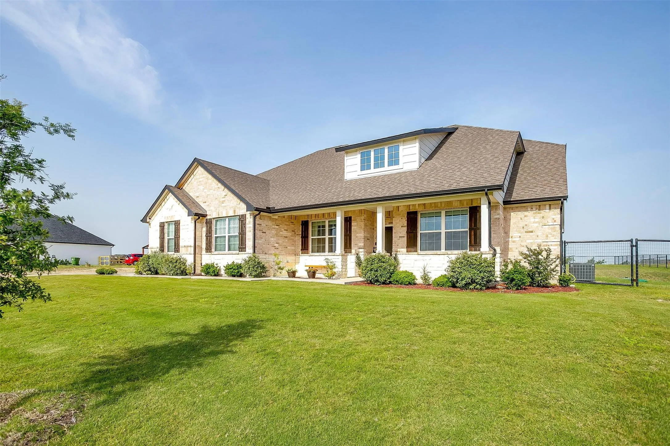 Single Family Residence For Sale in Parker County , 340 Sanger Drive, Springtown, Texas 76082, 4 Bedroom, 3 Bathroom, 3 Garage spaces, 2,628 Sqft, built in 2022, mls#21286253, Real Estate Agent in Springtown, Homes For Sale in Parker county, Homes For Sale in Springtown, Realtor in Springtown Texas, Real Estate Brokerage Independent Realty Texas, Luminita Cordes Realtor