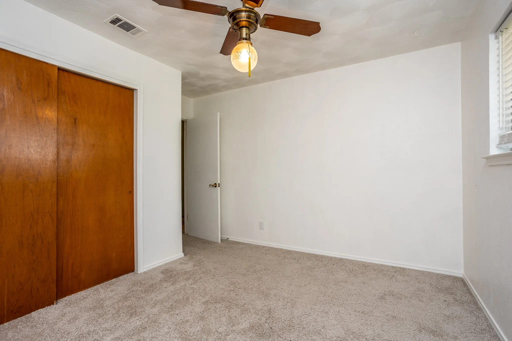 Single Family Residence For Sale in Dallas County , 410 E Mona Avenue, Duncanville, Texas 75137, 3 Bedroom, 2 Bathroom, 2 Garage spaces, 1,374 Sqft, built in 1964, mls#21287301, Real Estate Agent in Duncanville, Homes For Sale in Dallas county, Homes For Sale in Duncanville, Realtor in Duncanville Texas, Real Estate Brokerage Independent Realty Texas, Luminita Cordes Realtor