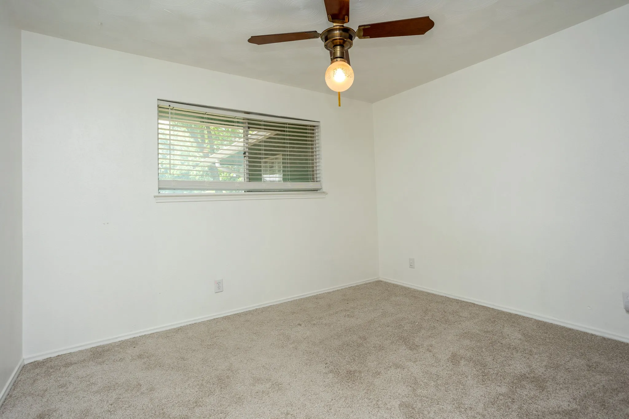 Single Family Residence For Sale in Dallas County , 410 E Mona Avenue, Duncanville, Texas 75137, 3 Bedroom, 2 Bathroom, 2 Garage spaces, 1,374 Sqft, built in 1964, mls#21287301, Real Estate Agent in Duncanville, Homes For Sale in Dallas county, Homes For Sale in Duncanville, Realtor in Duncanville Texas, Real Estate Brokerage Independent Realty Texas, Luminita Cordes Realtor