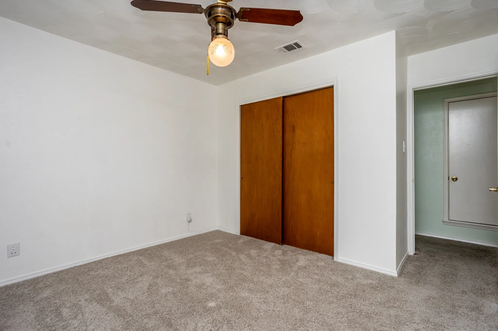 Single Family Residence For Sale in Dallas County , 410 E Mona Avenue, Duncanville, Texas 75137, 3 Bedroom, 2 Bathroom, 2 Garage spaces, 1,374 Sqft, built in 1964, mls#21287301, Real Estate Agent in Duncanville, Homes For Sale in Dallas county, Homes For Sale in Duncanville, Realtor in Duncanville Texas, Real Estate Brokerage Independent Realty Texas, Luminita Cordes Realtor
