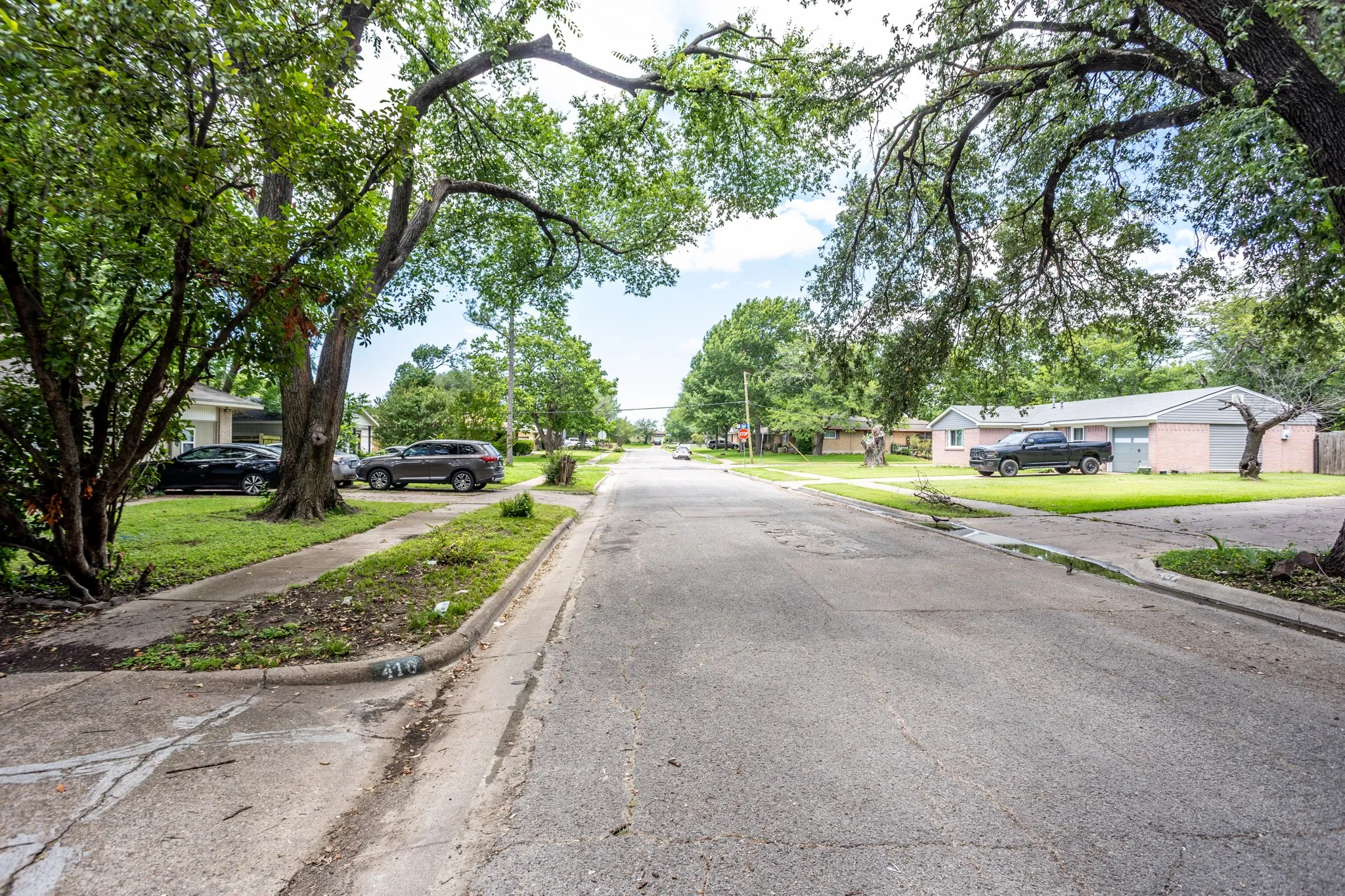 Single Family Residence For Sale in Dallas County , 410 E Mona Avenue, Duncanville, Texas 75137, 3 Bedroom, 2 Bathroom, 2 Garage spaces, 1,374 Sqft, built in 1964, mls#21287301, Real Estate Agent in Duncanville, Homes For Sale in Dallas county, Homes For Sale in Duncanville, Realtor in Duncanville Texas, Real Estate Brokerage Independent Realty Texas, Luminita Cordes Realtor