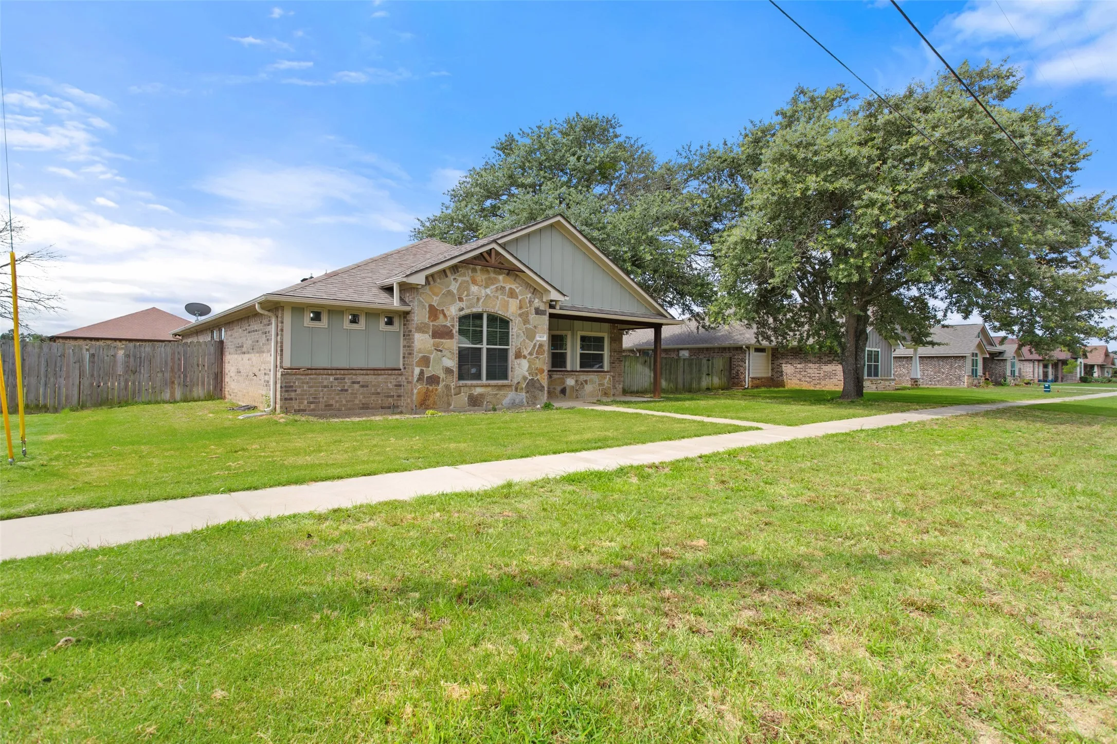 Single Family Residence For Sale in Smith County , 13835 County Road 4200, Lindale, Texas 75771, 2 Bedroom, 2 Bathroom, 2 Garage spaces, 1,542 Sqft, built in 2018, mls#21289191, Real Estate Agent in Lindale, Homes For Sale in Smith county, Homes For Sale in Lindale, Realtor in Lindale Texas, Real Estate Brokerage Independent Realty Texas, Luminita Cordes Realtor