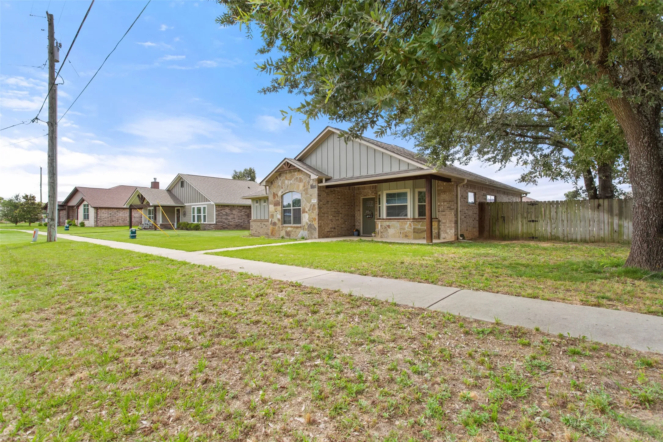 Single Family Residence For Sale in Smith County , 13835 County Road 4200, Lindale, Texas 75771, 2 Bedroom, 2 Bathroom, 2 Garage spaces, 1,542 Sqft, built in 2018, mls#21289191, Real Estate Agent in Lindale, Homes For Sale in Smith county, Homes For Sale in Lindale, Realtor in Lindale Texas, Real Estate Brokerage Independent Realty Texas, Luminita Cordes Realtor