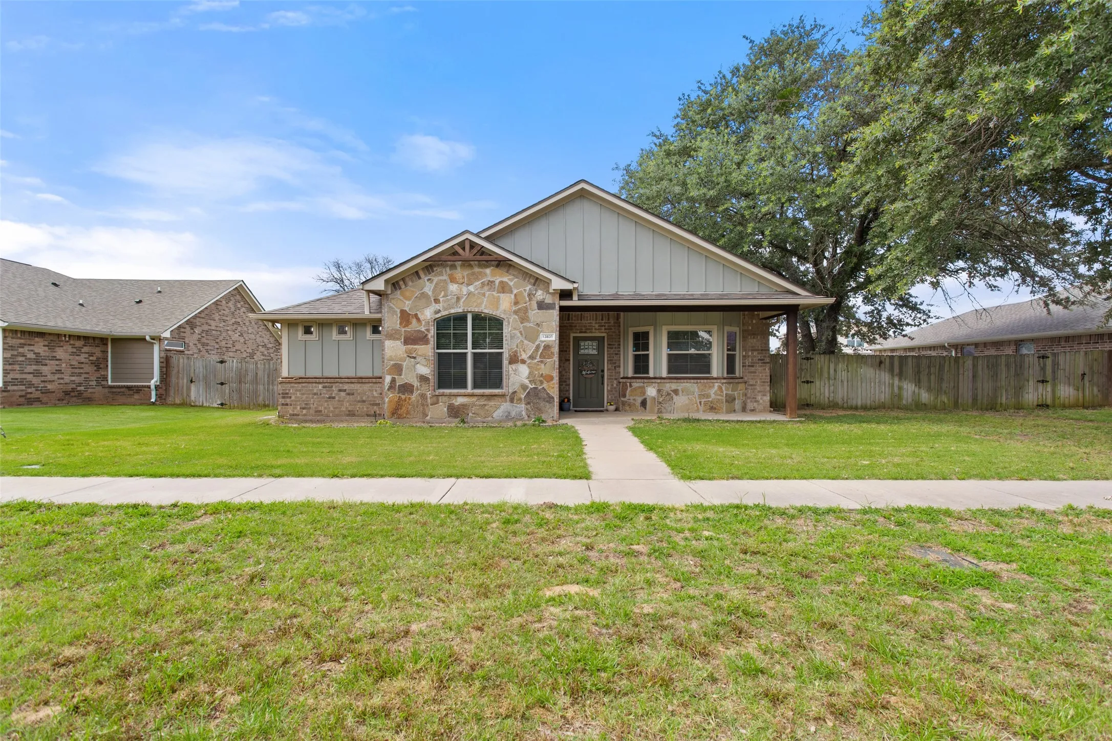 Single Family Residence For Sale in Smith County , 13835 County Road 4200, Lindale, Texas 75771, 2 Bedroom, 2 Bathroom, 2 Garage spaces, 1,542 Sqft, built in 2018, mls#21289191, Real Estate Agent in Lindale, Homes For Sale in Smith county, Homes For Sale in Lindale, Realtor in Lindale Texas, Real Estate Brokerage Independent Realty Texas, Luminita Cordes Realtor