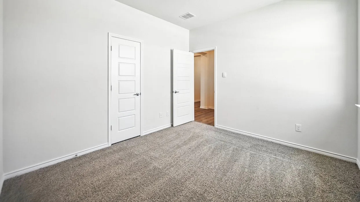 Neutral wall paint with textured carpeting