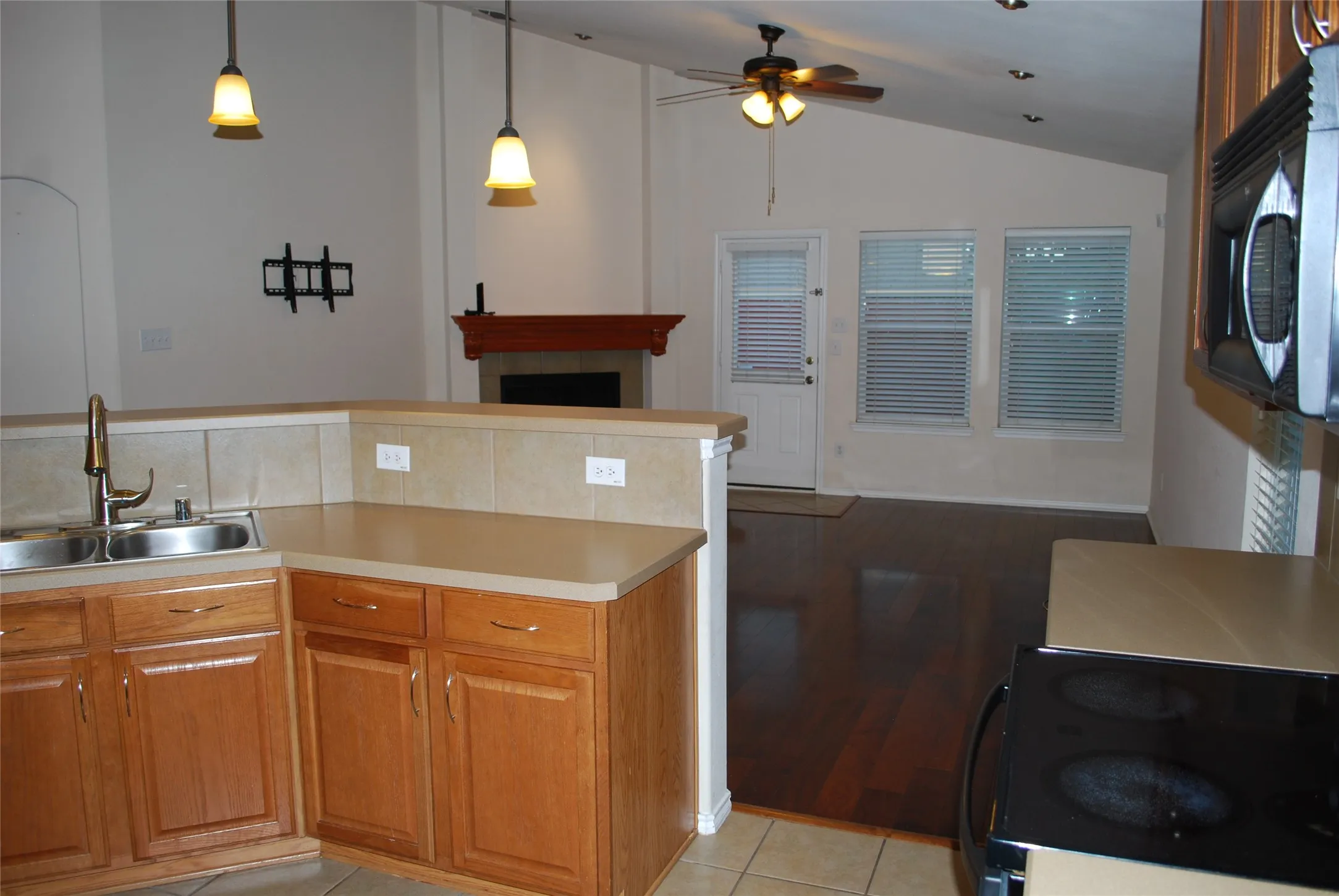 Single Family Residence For Rent in Denton County , 4713 Fox Sedge Lane, Denton, Texas 76208, 3 Bedroom, 2 Bathroom, 2 Garage spaces, 1,885 Sqft, built in 2005, mls#21289199, Real Estate Agent in Denton, Homes For Rent in Denton county, Homes For Rent in Denton, Realtor in Denton Texas, Real Estate Brokerage Independent Realty Texas, Luminita Cordes Realtor