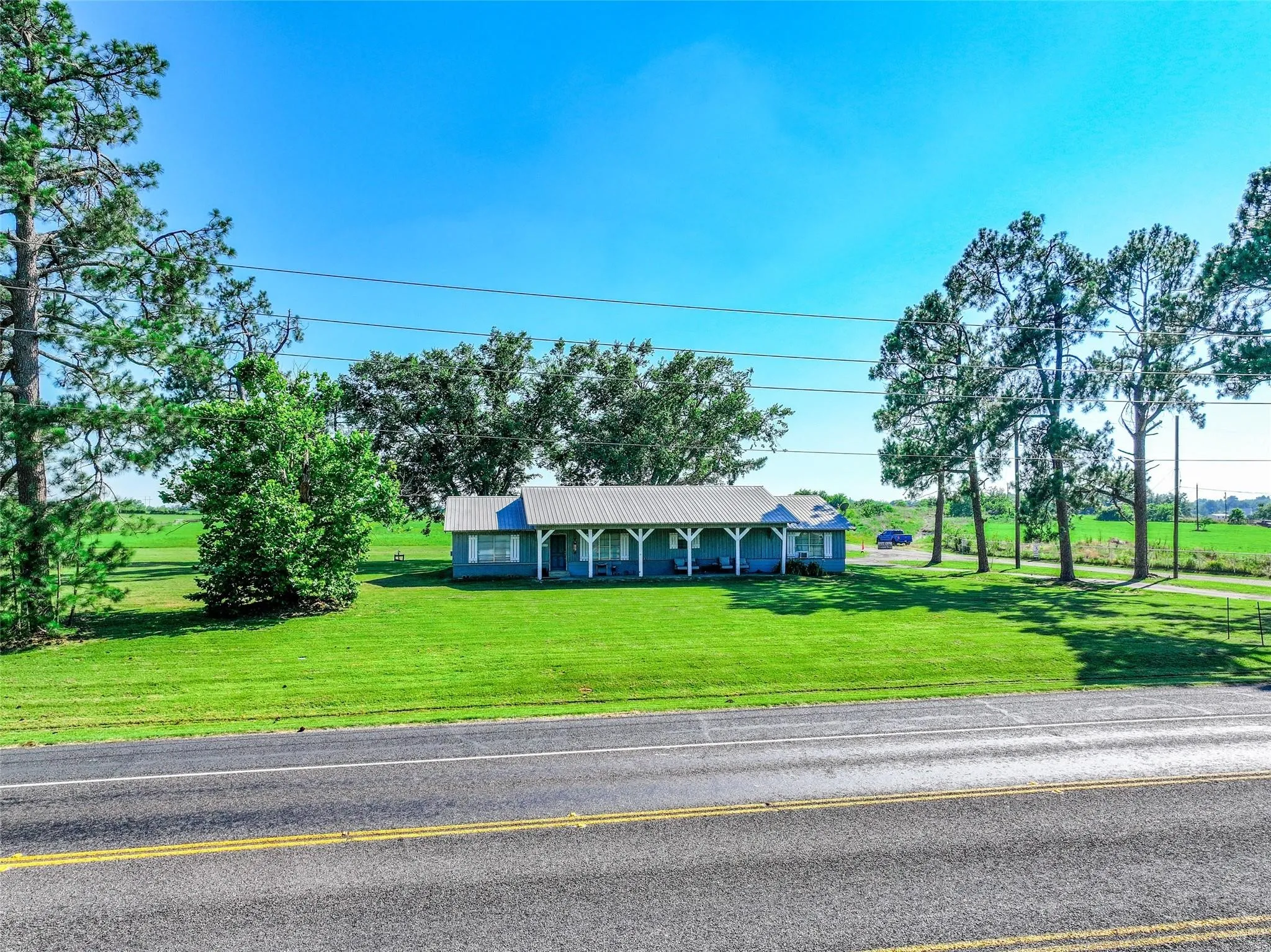 View of front of house featuring a front lawn
