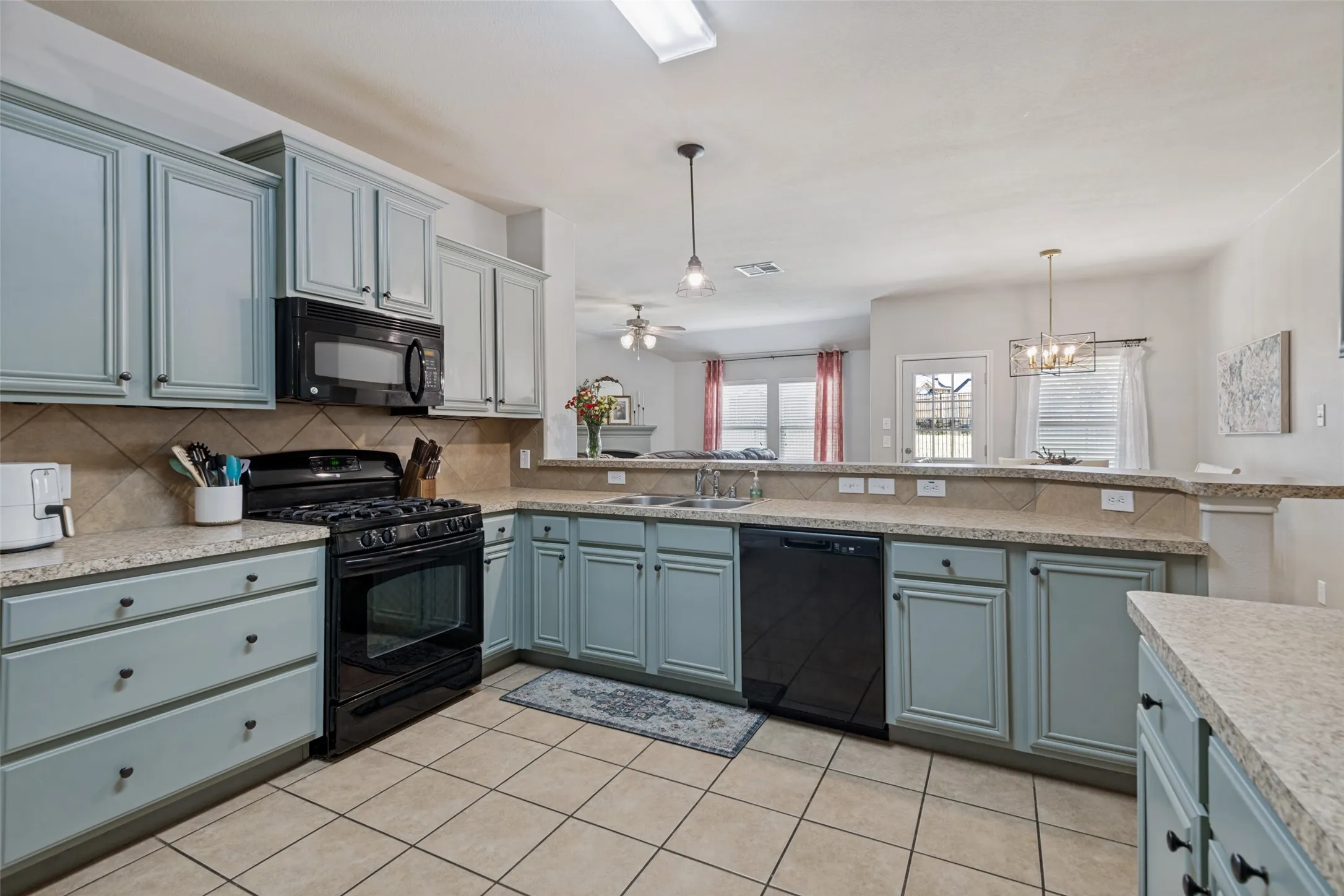 Single Family Residence For Sale in Kaufman County , 2107 Thistle Lane, Forney, Texas 75126, 4 Bedroom, 2 Bathroom, 2 Garage spaces, 2,090 Sqft, built in 2010, mls#21285336, Real Estate Agent in Forney, Homes For Sale in Kaufman county, Homes For Sale in Forney, Realtor in Forney Texas, Real Estate Brokerage Independent Realty Texas, Luminita Cordes Realtor