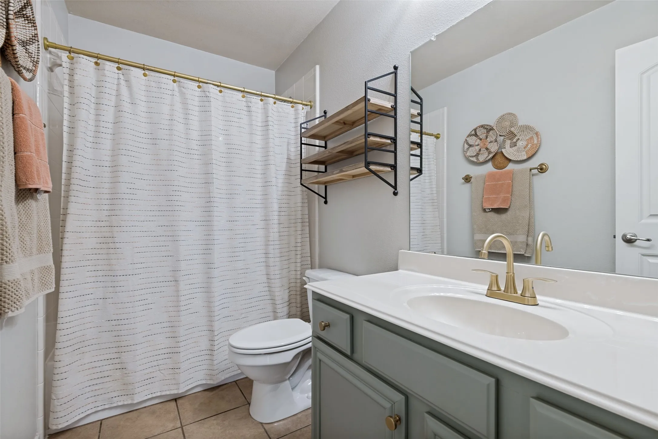 Single Family Residence For Sale in Kaufman County , 2107 Thistle Lane, Forney, Texas 75126, 4 Bedroom, 2 Bathroom, 2 Garage spaces, 2,090 Sqft, built in 2010, mls#21285336, Real Estate Agent in Forney, Homes For Sale in Kaufman county, Homes For Sale in Forney, Realtor in Forney Texas, Real Estate Brokerage Independent Realty Texas, Luminita Cordes Realtor