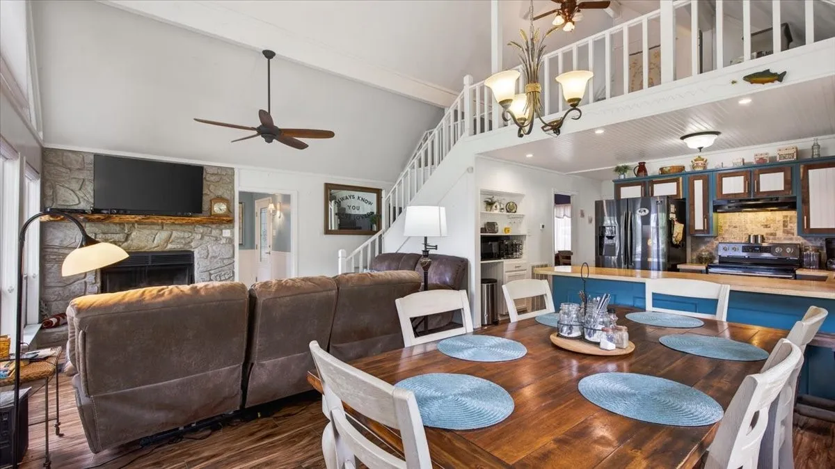 Single Family Residence For Sale in Henderson County , 110 Punto Pescador, Gun Barrel City, Texas 75156, 3 Bedroom, 3 Bathroom, 1 Garage spaces, 1,748 Sqft, built in 1975, mls#21289312, Real Estate Agent in Gun Barrel City, Homes For Sale in Henderson county, Homes For Sale in Gun Barrel City, Realtor in Gun Barrel City Texas, Real Estate Brokerage Independent Realty Texas, Luminita Cordes Realtor