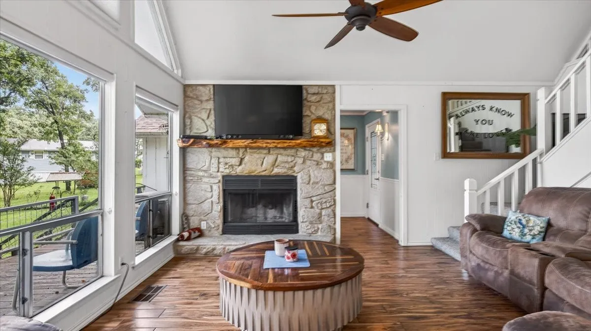 Single Family Residence For Sale in Henderson County , 110 Punto Pescador, Gun Barrel City, Texas 75156, 3 Bedroom, 3 Bathroom, 1 Garage spaces, 1,748 Sqft, built in 1975, mls#21289312, Real Estate Agent in Gun Barrel City, Homes For Sale in Henderson county, Homes For Sale in Gun Barrel City, Realtor in Gun Barrel City Texas, Real Estate Brokerage Independent Realty Texas, Luminita Cordes Realtor