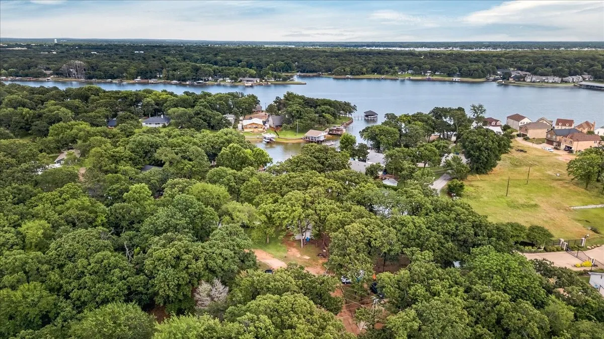 Single Family Residence For Sale in Henderson County , 110 Punto Pescador, Gun Barrel City, Texas 75156, 3 Bedroom, 3 Bathroom, 1 Garage spaces, 1,748 Sqft, built in 1975, mls#21289312, Real Estate Agent in Gun Barrel City, Homes For Sale in Henderson county, Homes For Sale in Gun Barrel City, Realtor in Gun Barrel City Texas, Real Estate Brokerage Independent Realty Texas, Luminita Cordes Realtor