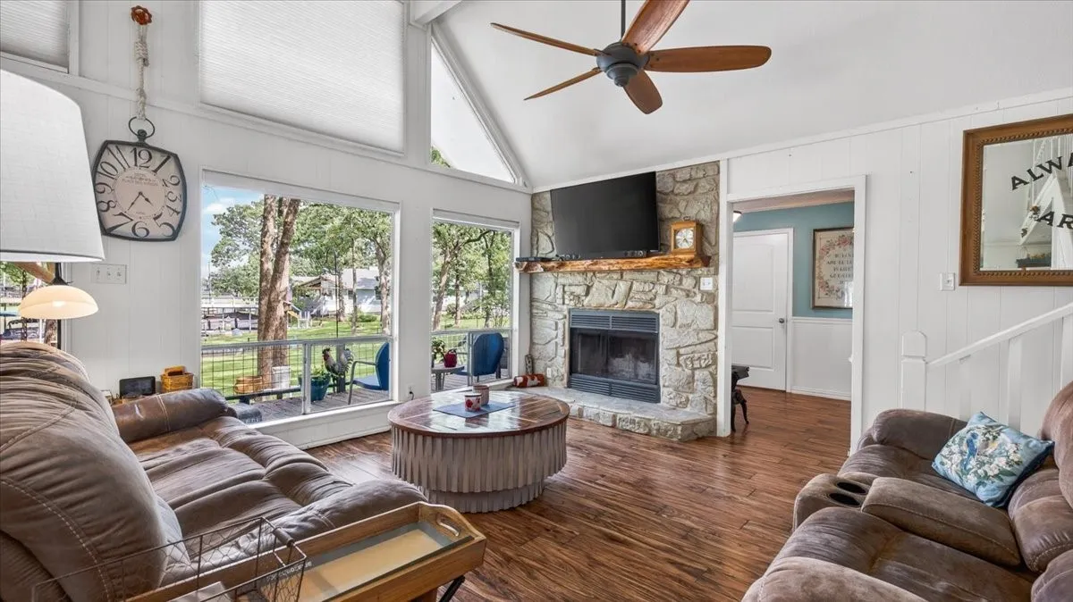 Single Family Residence For Sale in Henderson County , 110 Punto Pescador, Gun Barrel City, Texas 75156, 3 Bedroom, 3 Bathroom, 1 Garage spaces, 1,748 Sqft, built in 1975, mls#21289312, Real Estate Agent in Gun Barrel City, Homes For Sale in Henderson county, Homes For Sale in Gun Barrel City, Realtor in Gun Barrel City Texas, Real Estate Brokerage Independent Realty Texas, Luminita Cordes Realtor