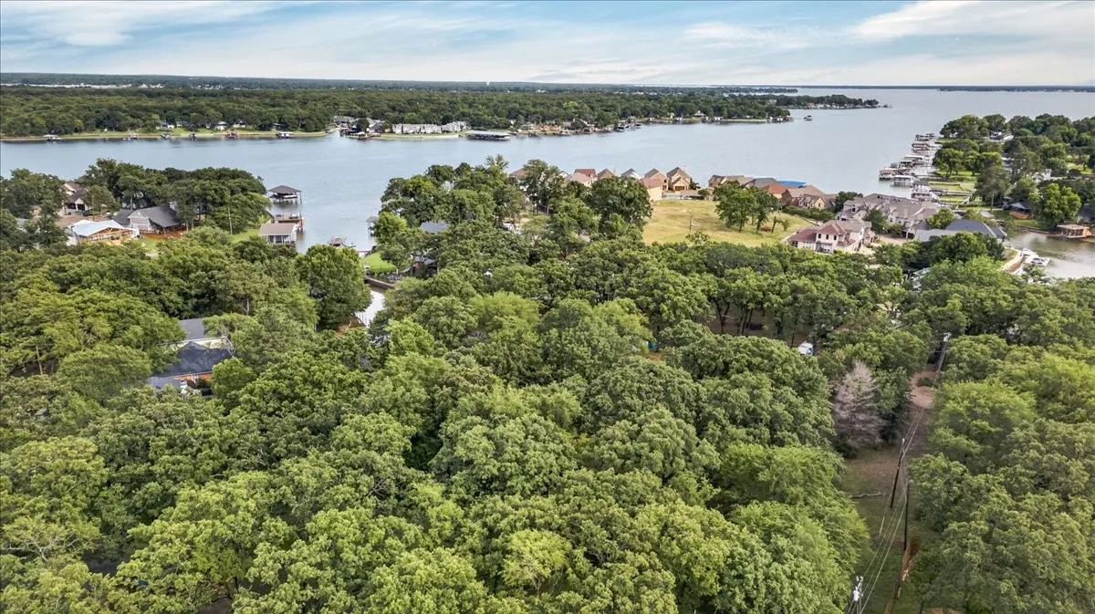 Single Family Residence For Sale in Henderson County , 110 Punto Pescador, Gun Barrel City, Texas 75156, 3 Bedroom, 3 Bathroom, 1 Garage spaces, 1,748 Sqft, built in 1975, mls#21289312, Real Estate Agent in Gun Barrel City, Homes For Sale in Henderson county, Homes For Sale in Gun Barrel City, Realtor in Gun Barrel City Texas, Real Estate Brokerage Independent Realty Texas, Luminita Cordes Realtor