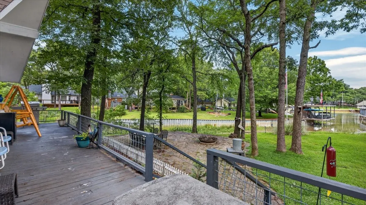 Single Family Residence For Sale in Henderson County , 110 Punto Pescador, Gun Barrel City, Texas 75156, 3 Bedroom, 3 Bathroom, 1 Garage spaces, 1,748 Sqft, built in 1975, mls#21289312, Real Estate Agent in Gun Barrel City, Homes For Sale in Henderson county, Homes For Sale in Gun Barrel City, Realtor in Gun Barrel City Texas, Real Estate Brokerage Independent Realty Texas, Luminita Cordes Realtor