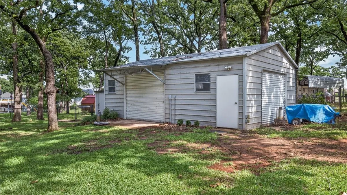 Single Family Residence For Sale in Henderson County , 110 Punto Pescador, Gun Barrel City, Texas 75156, 3 Bedroom, 3 Bathroom, 1 Garage spaces, 1,748 Sqft, built in 1975, mls#21289312, Real Estate Agent in Gun Barrel City, Homes For Sale in Henderson county, Homes For Sale in Gun Barrel City, Realtor in Gun Barrel City Texas, Real Estate Brokerage Independent Realty Texas, Luminita Cordes Realtor