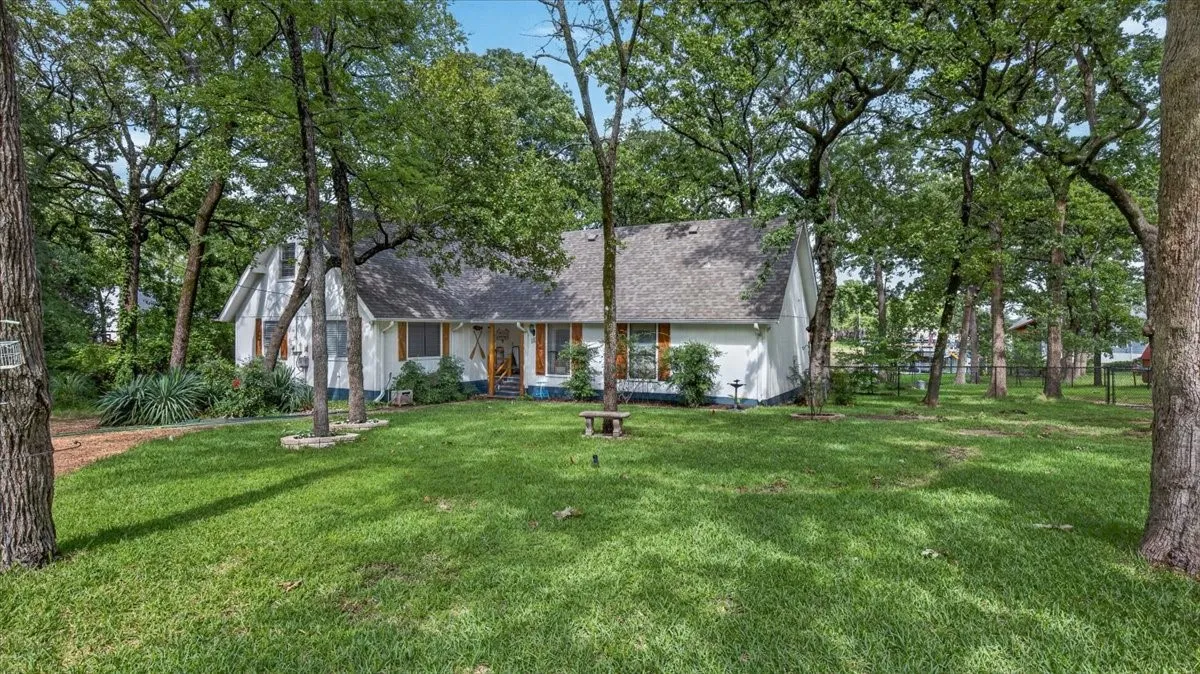 Single Family Residence For Sale in Henderson County , 110 Punto Pescador, Gun Barrel City, Texas 75156, 3 Bedroom, 3 Bathroom, 1 Garage spaces, 1,748 Sqft, built in 1975, mls#21289312, Real Estate Agent in Gun Barrel City, Homes For Sale in Henderson county, Homes For Sale in Gun Barrel City, Realtor in Gun Barrel City Texas, Real Estate Brokerage Independent Realty Texas, Luminita Cordes Realtor