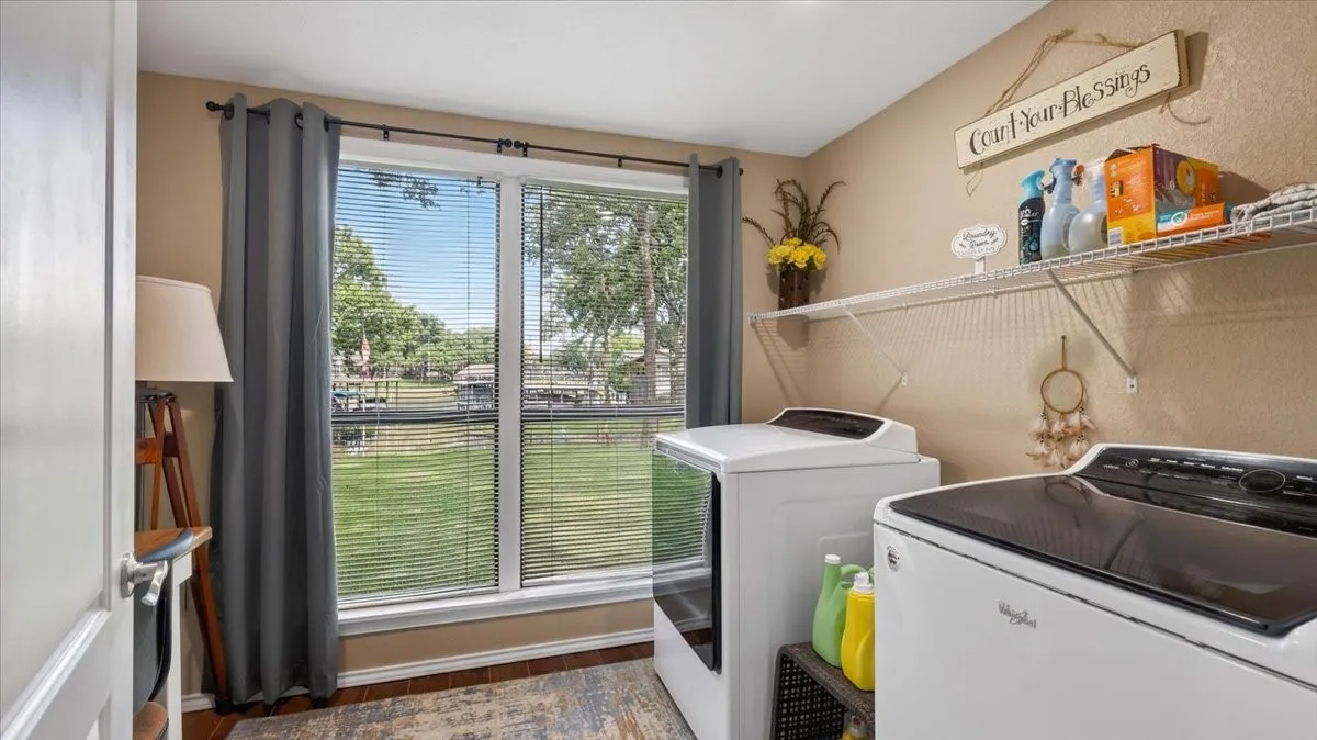Single Family Residence For Sale in Henderson County , 110 Punto Pescador, Gun Barrel City, Texas 75156, 3 Bedroom, 3 Bathroom, 1 Garage spaces, 1,748 Sqft, built in 1975, mls#21289312, Real Estate Agent in Gun Barrel City, Homes For Sale in Henderson county, Homes For Sale in Gun Barrel City, Realtor in Gun Barrel City Texas, Real Estate Brokerage Independent Realty Texas, Luminita Cordes Realtor