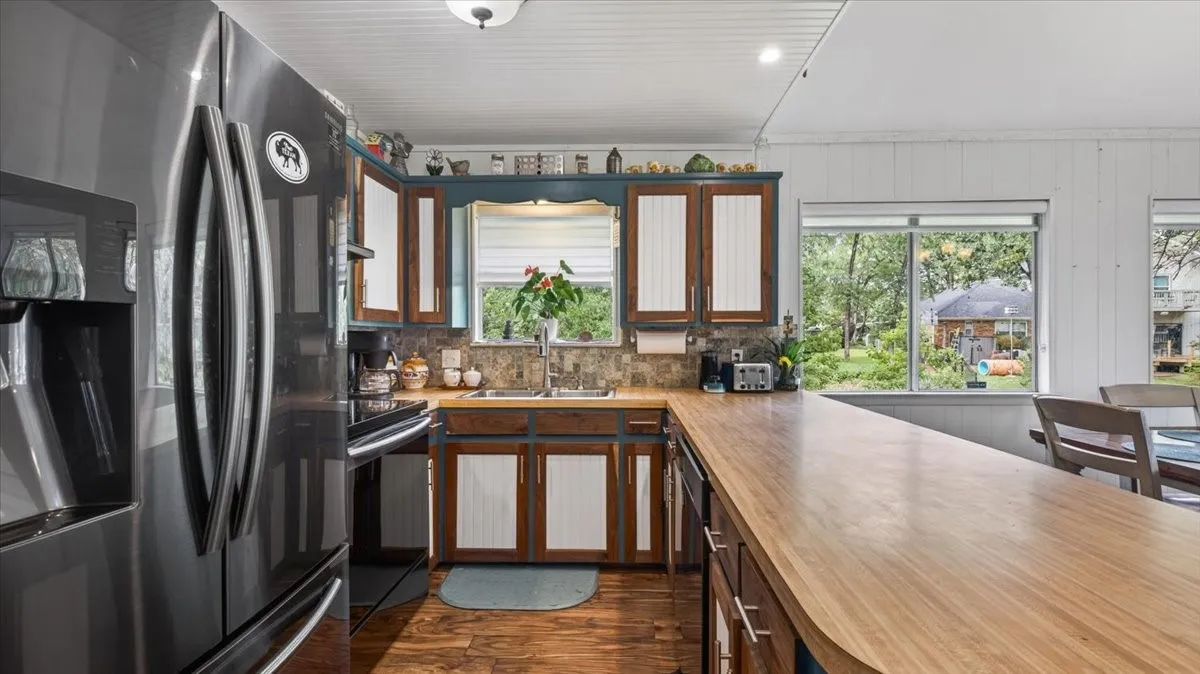 Single Family Residence For Sale in Henderson County , 110 Punto Pescador, Gun Barrel City, Texas 75156, 3 Bedroom, 3 Bathroom, 1 Garage spaces, 1,748 Sqft, built in 1975, mls#21289312, Real Estate Agent in Gun Barrel City, Homes For Sale in Henderson county, Homes For Sale in Gun Barrel City, Realtor in Gun Barrel City Texas, Real Estate Brokerage Independent Realty Texas, Luminita Cordes Realtor