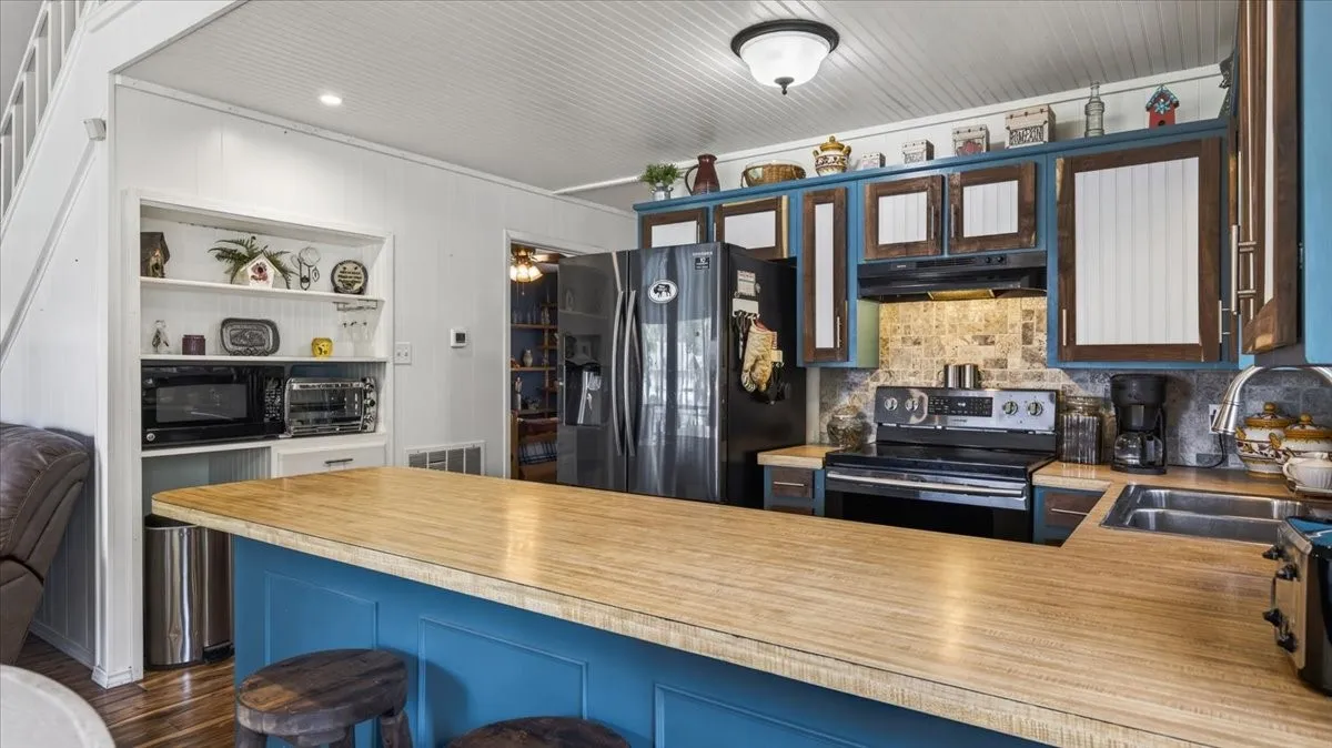 Single Family Residence For Sale in Henderson County , 110 Punto Pescador, Gun Barrel City, Texas 75156, 3 Bedroom, 3 Bathroom, 1 Garage spaces, 1,748 Sqft, built in 1975, mls#21289312, Real Estate Agent in Gun Barrel City, Homes For Sale in Henderson county, Homes For Sale in Gun Barrel City, Realtor in Gun Barrel City Texas, Real Estate Brokerage Independent Realty Texas, Luminita Cordes Realtor