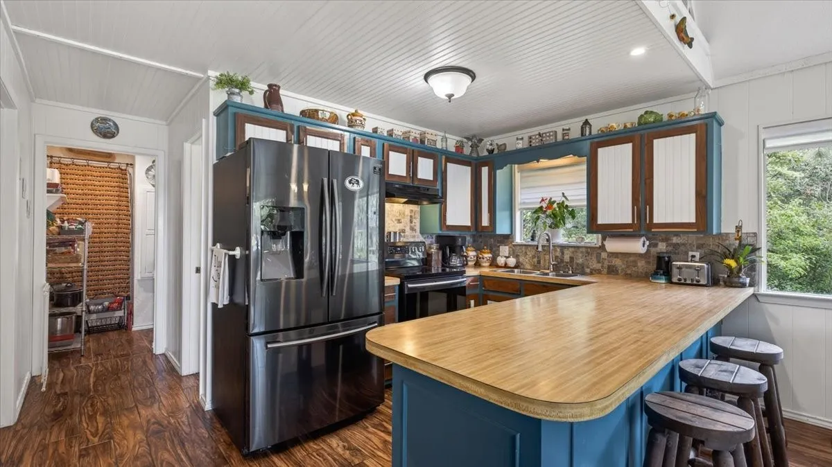 Single Family Residence For Sale in Henderson County , 110 Punto Pescador, Gun Barrel City, Texas 75156, 3 Bedroom, 3 Bathroom, 1 Garage spaces, 1,748 Sqft, built in 1975, mls#21289312, Real Estate Agent in Gun Barrel City, Homes For Sale in Henderson county, Homes For Sale in Gun Barrel City, Realtor in Gun Barrel City Texas, Real Estate Brokerage Independent Realty Texas, Luminita Cordes Realtor