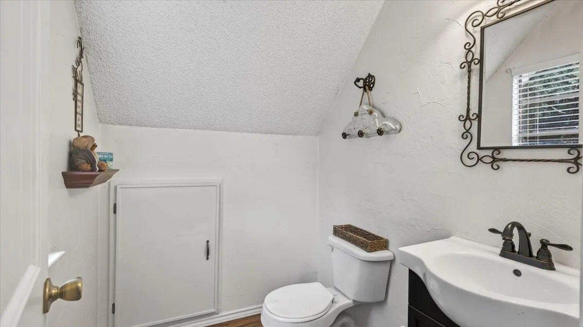 Single Family Residence For Sale in Henderson County , 110 Punto Pescador, Gun Barrel City, Texas 75156, 3 Bedroom, 3 Bathroom, 1 Garage spaces, 1,748 Sqft, built in 1975, mls#21289312, Real Estate Agent in Gun Barrel City, Homes For Sale in Henderson county, Homes For Sale in Gun Barrel City, Realtor in Gun Barrel City Texas, Real Estate Brokerage Independent Realty Texas, Luminita Cordes Realtor
