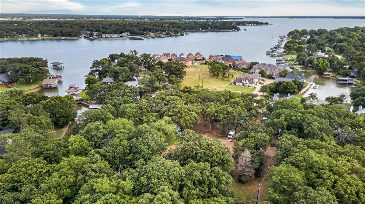 Single Family Residence For Sale in Henderson County , 110 Punto Pescador, Gun Barrel City, Texas 75156, 3 Bedroom, 3 Bathroom, 1 Garage spaces, 1,748 Sqft, built in 1975, mls#21289312, Real Estate Agent in Gun Barrel City, Homes For Sale in Henderson county, Homes For Sale in Gun Barrel City, Realtor in Gun Barrel City Texas, Real Estate Brokerage Independent Realty Texas, Luminita Cordes Realtor