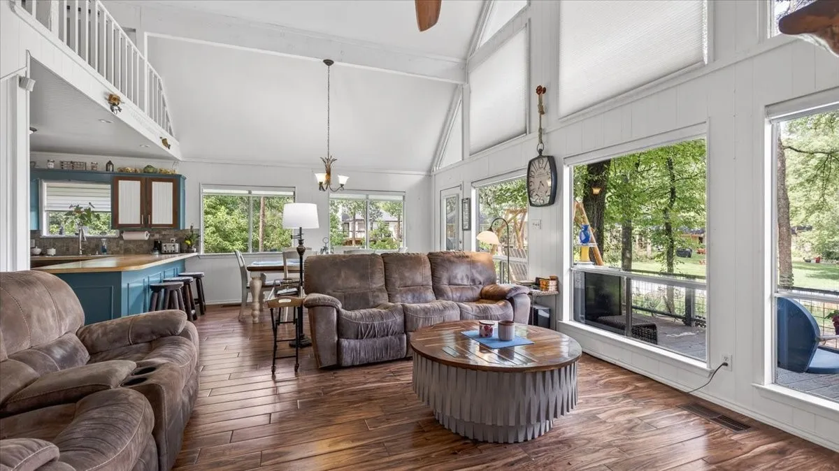 Single Family Residence For Sale in Henderson County , 110 Punto Pescador, Gun Barrel City, Texas 75156, 3 Bedroom, 3 Bathroom, 1 Garage spaces, 1,748 Sqft, built in 1975, mls#21289312, Real Estate Agent in Gun Barrel City, Homes For Sale in Henderson county, Homes For Sale in Gun Barrel City, Realtor in Gun Barrel City Texas, Real Estate Brokerage Independent Realty Texas, Luminita Cordes Realtor