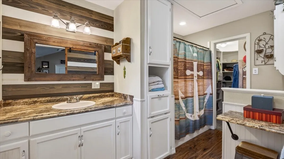 Single Family Residence For Sale in Henderson County , 110 Punto Pescador, Gun Barrel City, Texas 75156, 3 Bedroom, 3 Bathroom, 1 Garage spaces, 1,748 Sqft, built in 1975, mls#21289312, Real Estate Agent in Gun Barrel City, Homes For Sale in Henderson county, Homes For Sale in Gun Barrel City, Realtor in Gun Barrel City Texas, Real Estate Brokerage Independent Realty Texas, Luminita Cordes Realtor