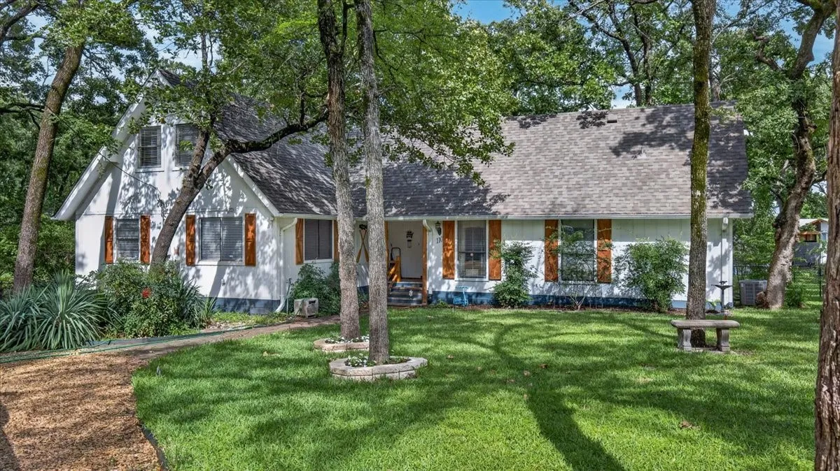 Single Family Residence For Sale in Henderson County , 110 Punto Pescador, Gun Barrel City, Texas 75156, 3 Bedroom, 3 Bathroom, 1 Garage spaces, 1,748 Sqft, built in 1975, mls#21289312, Real Estate Agent in Gun Barrel City, Homes For Sale in Henderson county, Homes For Sale in Gun Barrel City, Realtor in Gun Barrel City Texas, Real Estate Brokerage Independent Realty Texas, Luminita Cordes Realtor