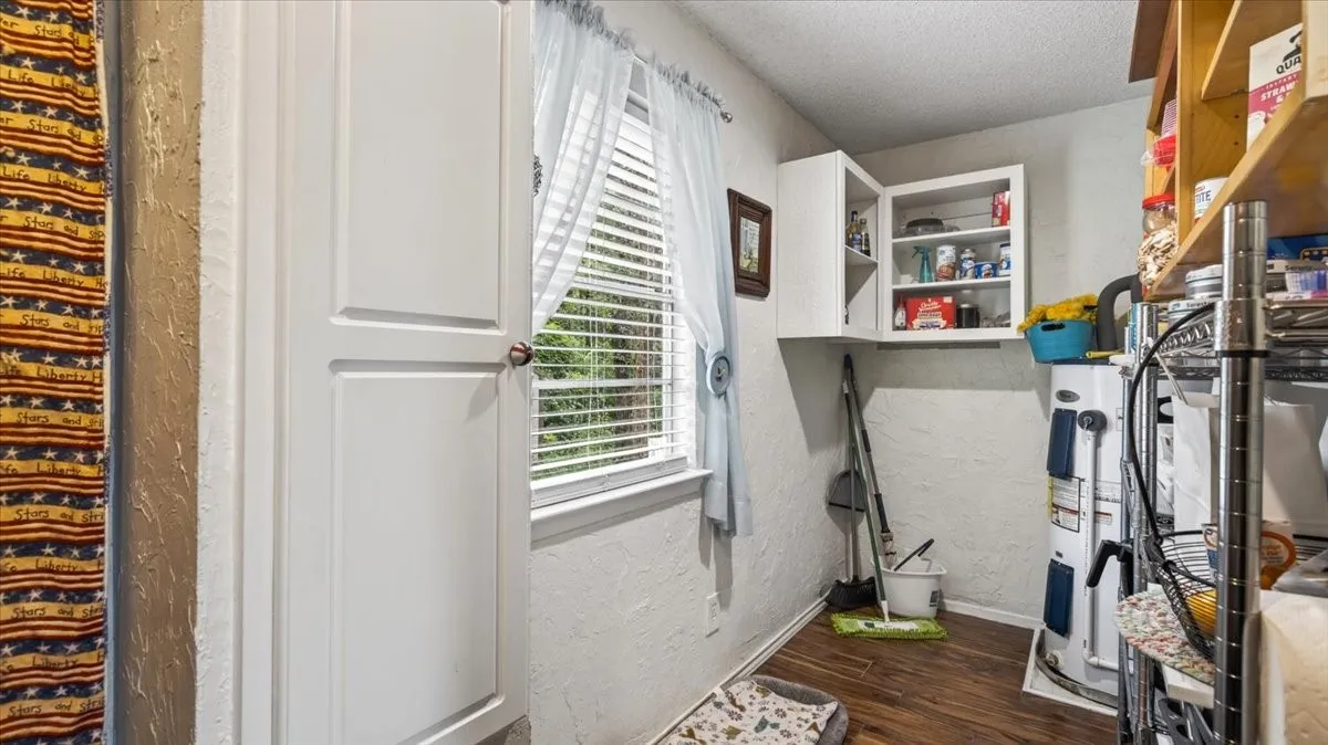 Single Family Residence For Sale in Henderson County , 110 Punto Pescador, Gun Barrel City, Texas 75156, 3 Bedroom, 3 Bathroom, 1 Garage spaces, 1,748 Sqft, built in 1975, mls#21289312, Real Estate Agent in Gun Barrel City, Homes For Sale in Henderson county, Homes For Sale in Gun Barrel City, Realtor in Gun Barrel City Texas, Real Estate Brokerage Independent Realty Texas, Luminita Cordes Realtor