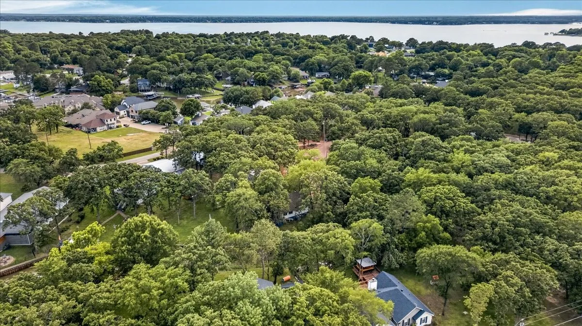 Single Family Residence For Sale in Henderson County , 110 Punto Pescador, Gun Barrel City, Texas 75156, 3 Bedroom, 3 Bathroom, 1 Garage spaces, 1,748 Sqft, built in 1975, mls#21289312, Real Estate Agent in Gun Barrel City, Homes For Sale in Henderson county, Homes For Sale in Gun Barrel City, Realtor in Gun Barrel City Texas, Real Estate Brokerage Independent Realty Texas, Luminita Cordes Realtor