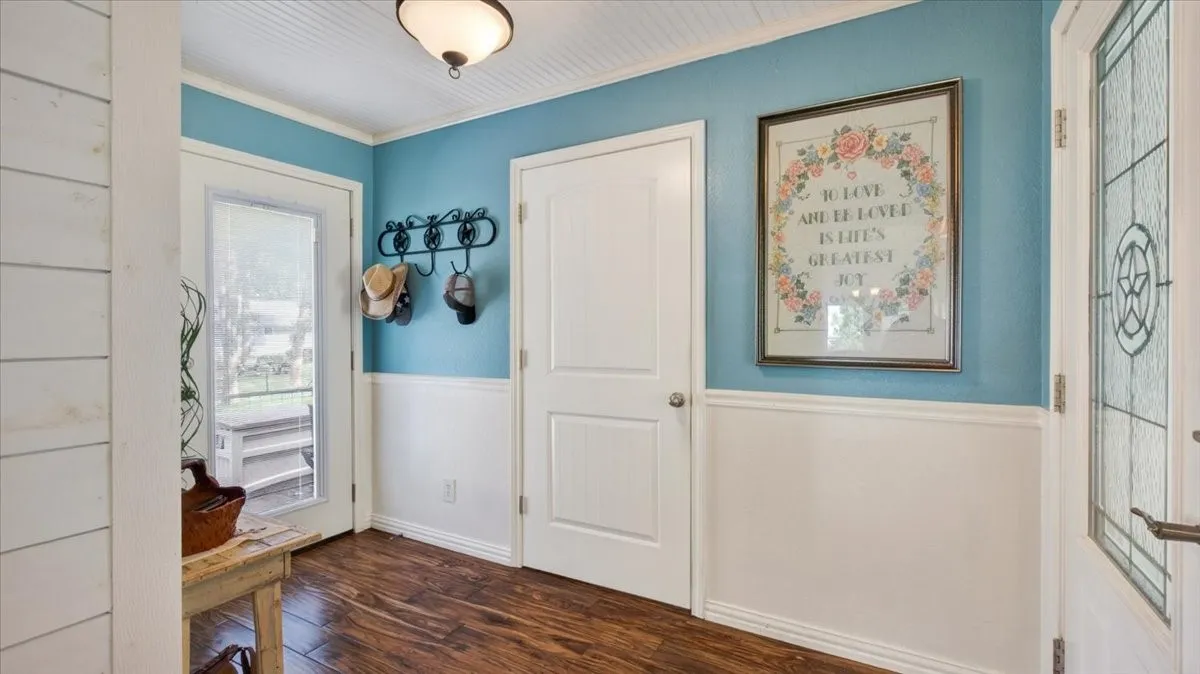 Single Family Residence For Sale in Henderson County , 110 Punto Pescador, Gun Barrel City, Texas 75156, 3 Bedroom, 3 Bathroom, 1 Garage spaces, 1,748 Sqft, built in 1975, mls#21289312, Real Estate Agent in Gun Barrel City, Homes For Sale in Henderson county, Homes For Sale in Gun Barrel City, Realtor in Gun Barrel City Texas, Real Estate Brokerage Independent Realty Texas, Luminita Cordes Realtor