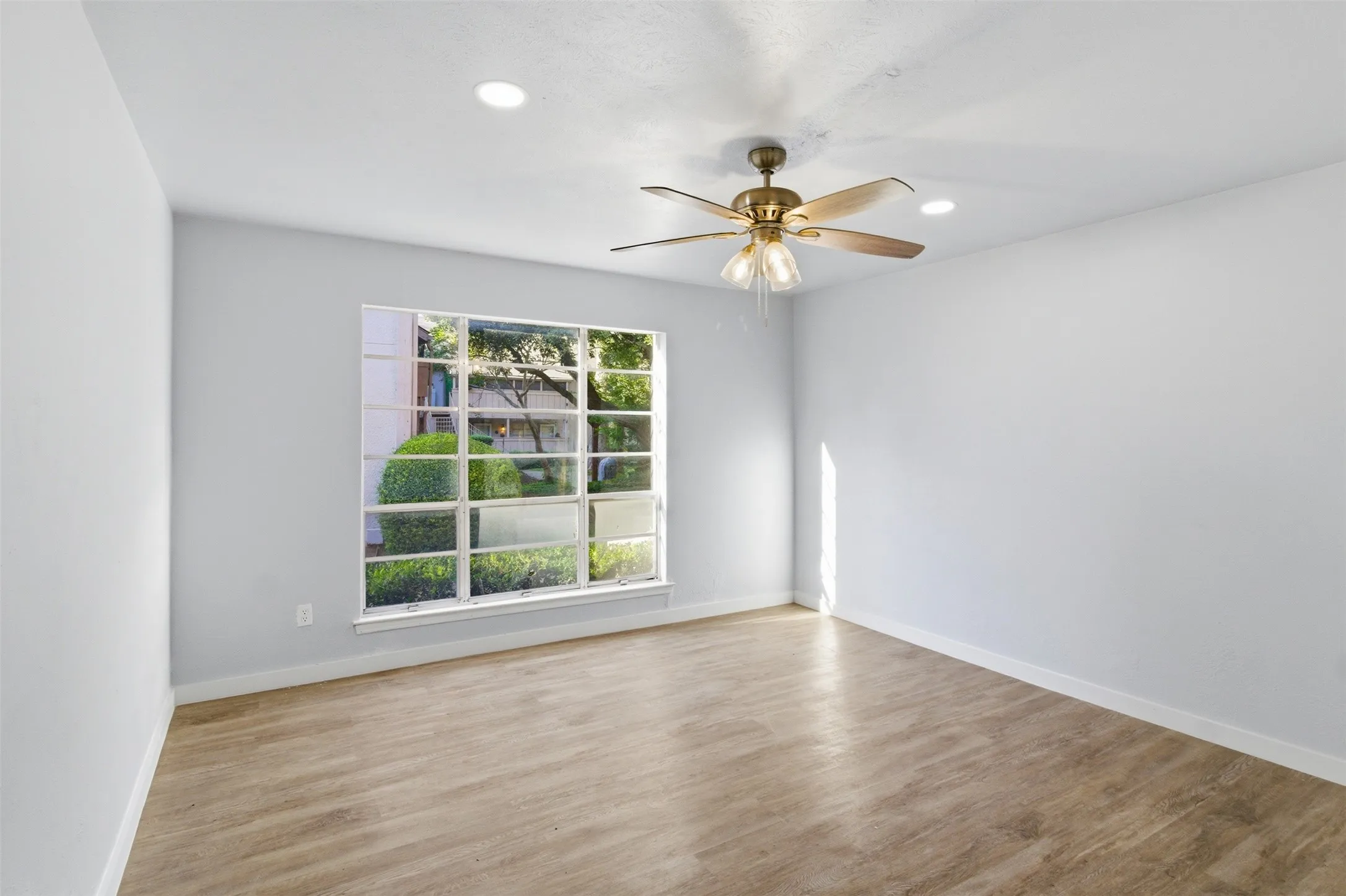 Condominium For Sale in Dallas County , 10574 High Hollows Drive 165, Dallas, Texas 75230, 1 Bedroom, 1 Bathroom, Garage spaces, 740 Sqft, built in 1970, mls#21289227, Real Estate Agent in Dallas, Homes For Sale in Dallas county, Homes For Sale in Dallas, Realtor in Dallas Texas, Real Estate Brokerage Independent Realty Texas, Luminita Cordes Realtor