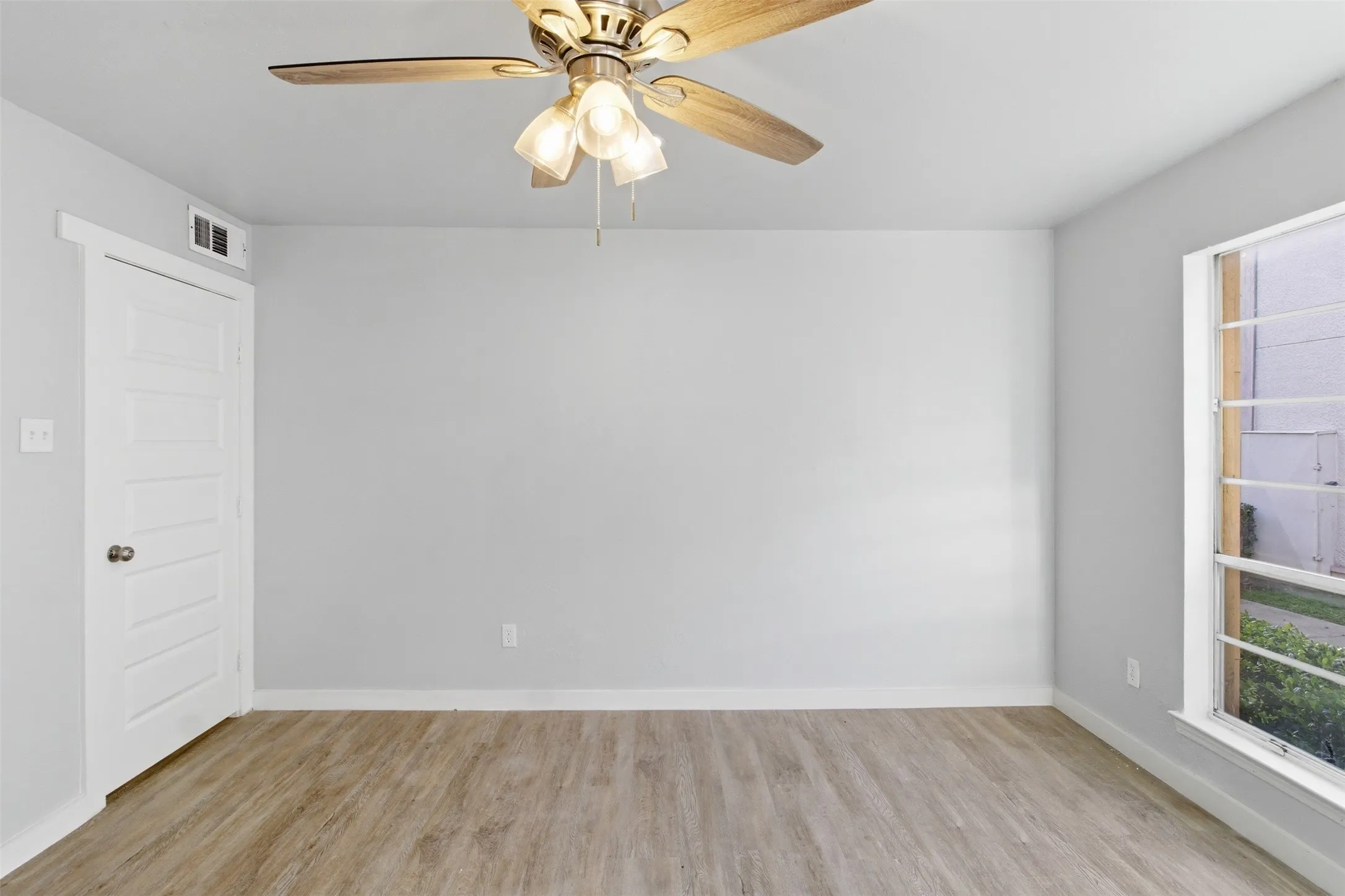 Condominium For Sale in Dallas County , 10574 High Hollows Drive 165, Dallas, Texas 75230, 1 Bedroom, 1 Bathroom, Garage spaces, 740 Sqft, built in 1970, mls#21289227, Real Estate Agent in Dallas, Homes For Sale in Dallas county, Homes For Sale in Dallas, Realtor in Dallas Texas, Real Estate Brokerage Independent Realty Texas, Luminita Cordes Realtor