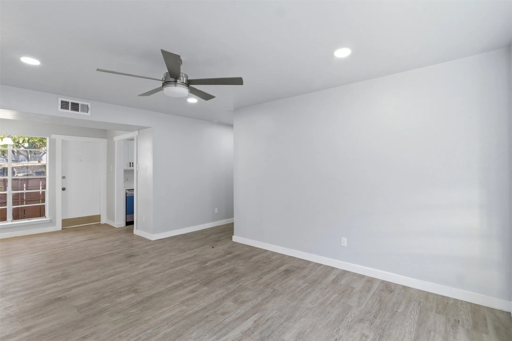 Condominium For Sale in Dallas County , 10574 High Hollows Drive 165, Dallas, Texas 75230, 1 Bedroom, 1 Bathroom, Garage spaces, 740 Sqft, built in 1970, mls#21289227, Real Estate Agent in Dallas, Homes For Sale in Dallas county, Homes For Sale in Dallas, Realtor in Dallas Texas, Real Estate Brokerage Independent Realty Texas, Luminita Cordes Realtor