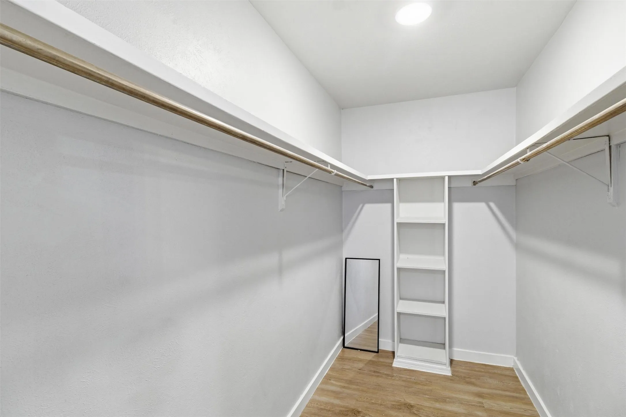 Condominium For Sale in Dallas County , 10574 High Hollows Drive 165, Dallas, Texas 75230, 1 Bedroom, 1 Bathroom, Garage spaces, 740 Sqft, built in 1970, mls#21289227, Real Estate Agent in Dallas, Homes For Sale in Dallas county, Homes For Sale in Dallas, Realtor in Dallas Texas, Real Estate Brokerage Independent Realty Texas, Luminita Cordes Realtor