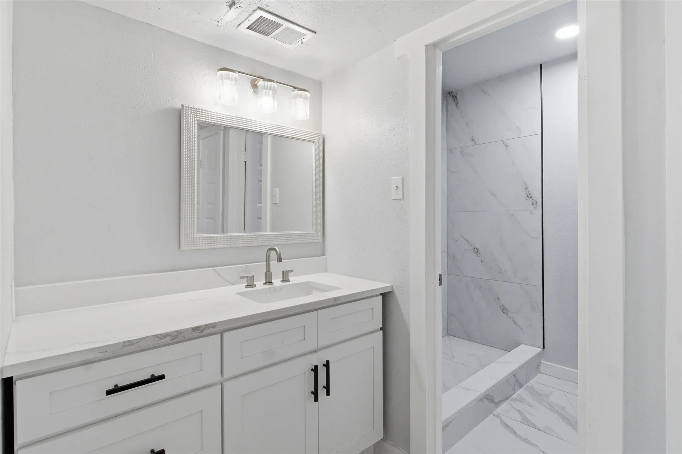 Condominium For Sale in Dallas County , 10574 High Hollows Drive 165, Dallas, Texas 75230, 1 Bedroom, 1 Bathroom, Garage spaces, 740 Sqft, built in 1970, mls#21289227, Real Estate Agent in Dallas, Homes For Sale in Dallas county, Homes For Sale in Dallas, Realtor in Dallas Texas, Real Estate Brokerage Independent Realty Texas, Luminita Cordes Realtor