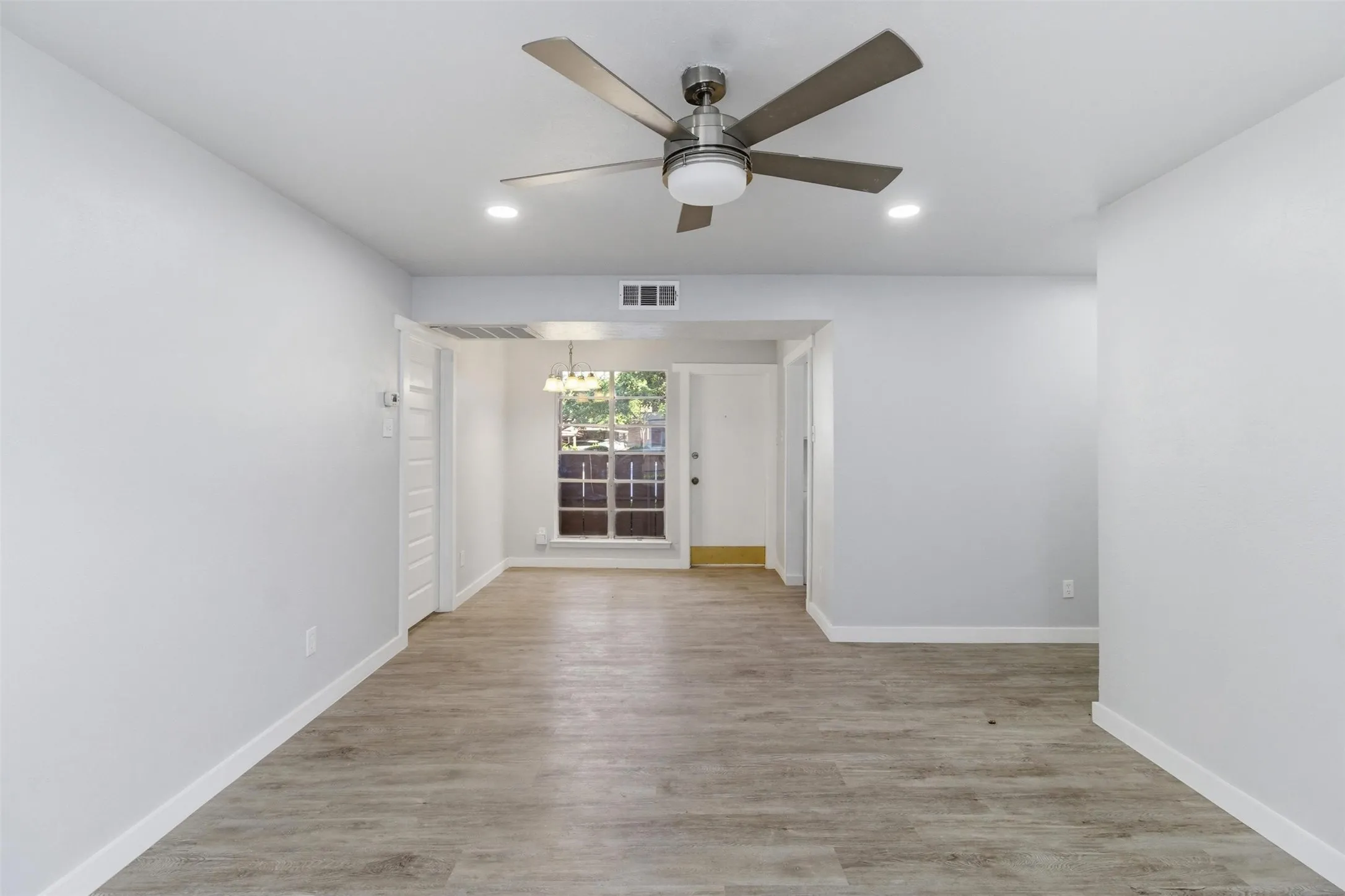 Condominium For Sale in Dallas County , 10574 High Hollows Drive 165, Dallas, Texas 75230, 1 Bedroom, 1 Bathroom, Garage spaces, 740 Sqft, built in 1970, mls#21289227, Real Estate Agent in Dallas, Homes For Sale in Dallas county, Homes For Sale in Dallas, Realtor in Dallas Texas, Real Estate Brokerage Independent Realty Texas, Luminita Cordes Realtor