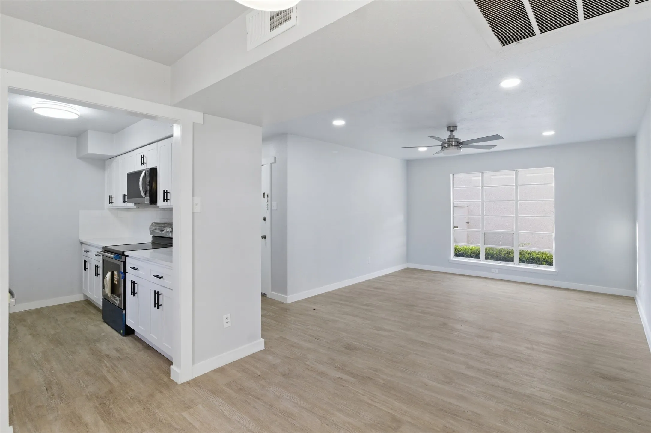 Condominium For Sale in Dallas County , 10574 High Hollows Drive 165, Dallas, Texas 75230, 1 Bedroom, 1 Bathroom, Garage spaces, 740 Sqft, built in 1970, mls#21289227, Real Estate Agent in Dallas, Homes For Sale in Dallas county, Homes For Sale in Dallas, Realtor in Dallas Texas, Real Estate Brokerage Independent Realty Texas, Luminita Cordes Realtor