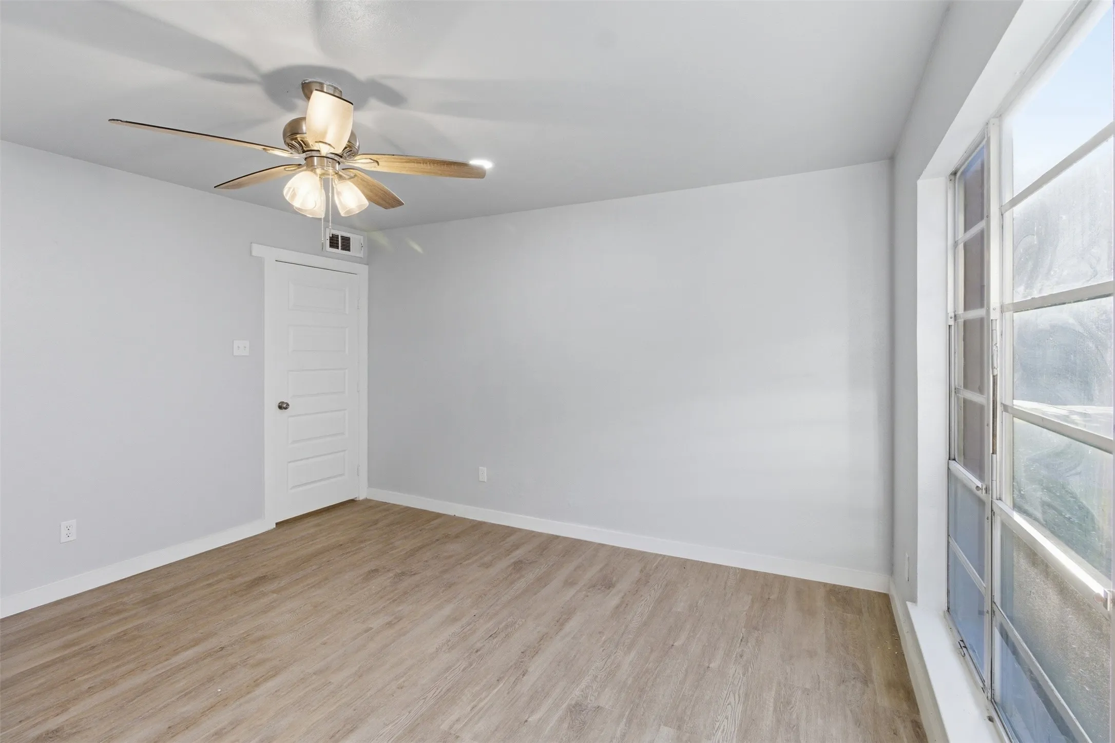 Condominium For Sale in Dallas County , 10574 High Hollows Drive 165, Dallas, Texas 75230, 1 Bedroom, 1 Bathroom, Garage spaces, 740 Sqft, built in 1970, mls#21289227, Real Estate Agent in Dallas, Homes For Sale in Dallas county, Homes For Sale in Dallas, Realtor in Dallas Texas, Real Estate Brokerage Independent Realty Texas, Luminita Cordes Realtor