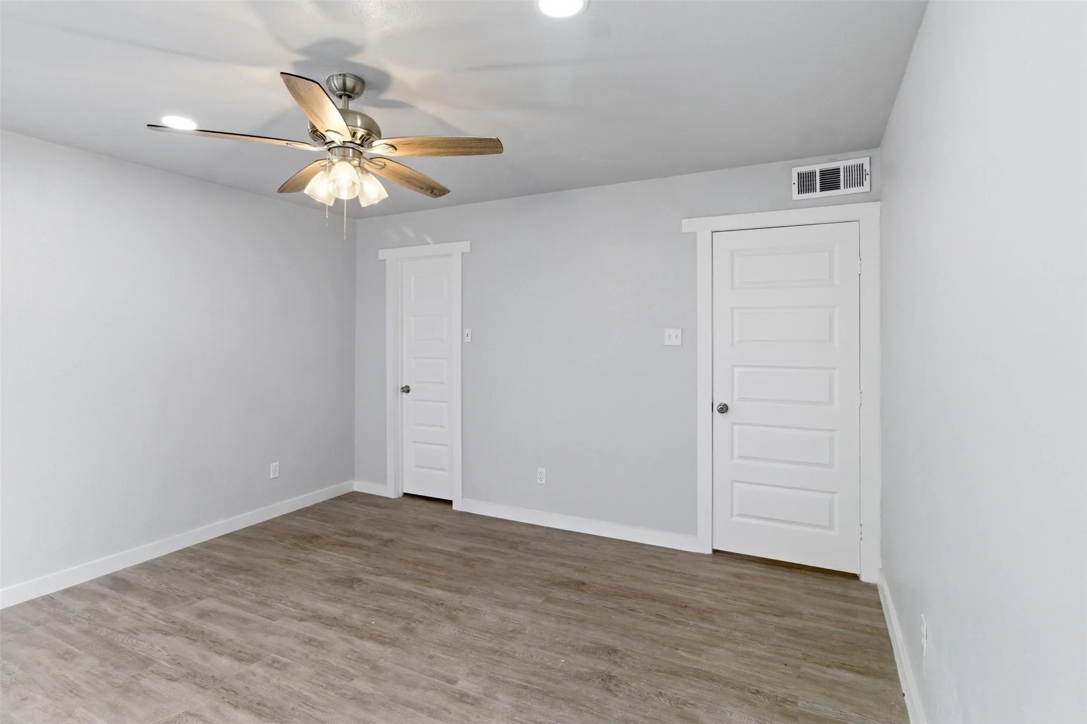 Condominium For Sale in Dallas County , 10574 High Hollows Drive 165, Dallas, Texas 75230, 1 Bedroom, 1 Bathroom, Garage spaces, 740 Sqft, built in 1970, mls#21289227, Real Estate Agent in Dallas, Homes For Sale in Dallas county, Homes For Sale in Dallas, Realtor in Dallas Texas, Real Estate Brokerage Independent Realty Texas, Luminita Cordes Realtor