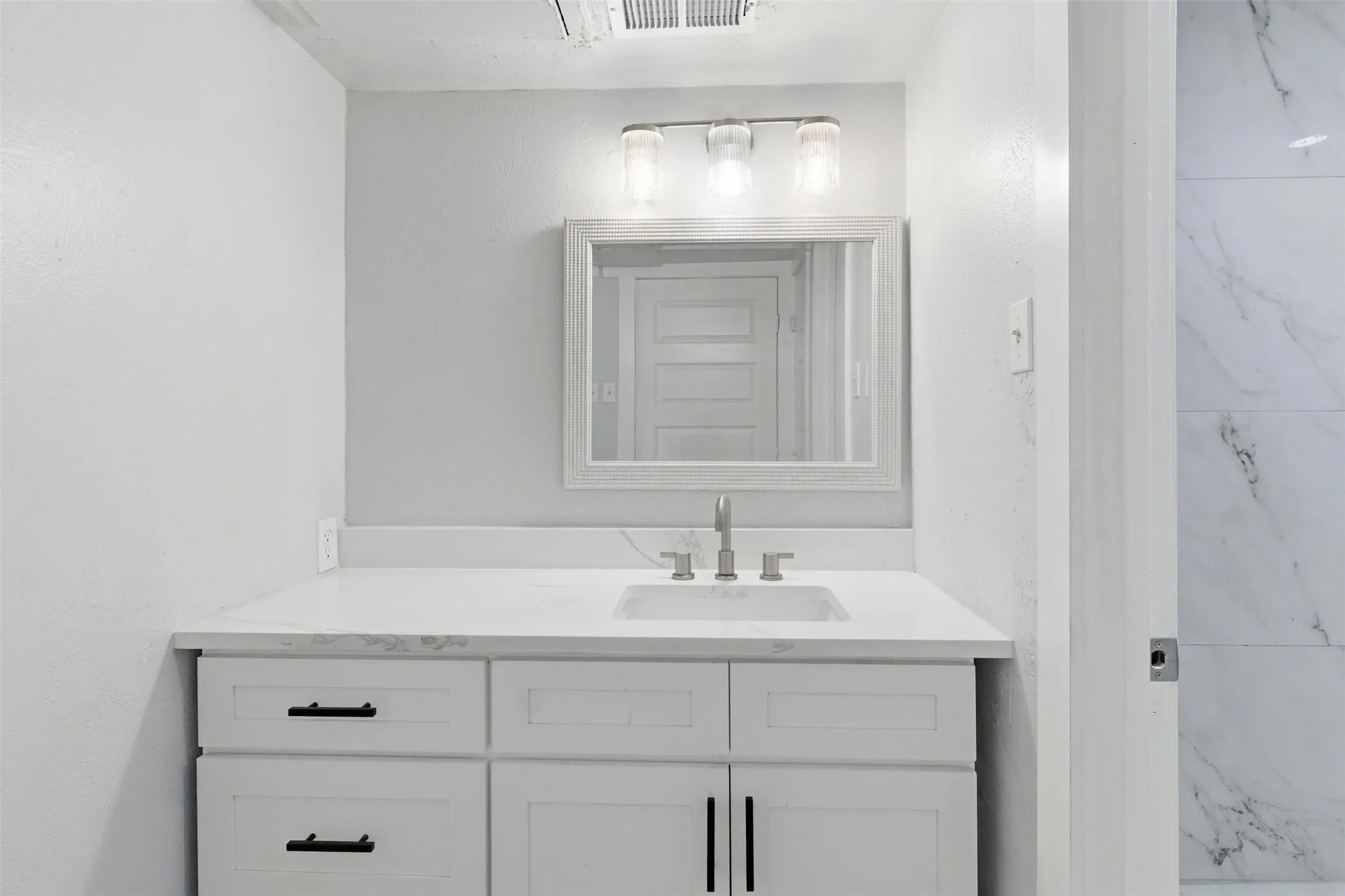 Condominium For Sale in Dallas County , 10574 High Hollows Drive 165, Dallas, Texas 75230, 1 Bedroom, 1 Bathroom, Garage spaces, 740 Sqft, built in 1970, mls#21289227, Real Estate Agent in Dallas, Homes For Sale in Dallas county, Homes For Sale in Dallas, Realtor in Dallas Texas, Real Estate Brokerage Independent Realty Texas, Luminita Cordes Realtor