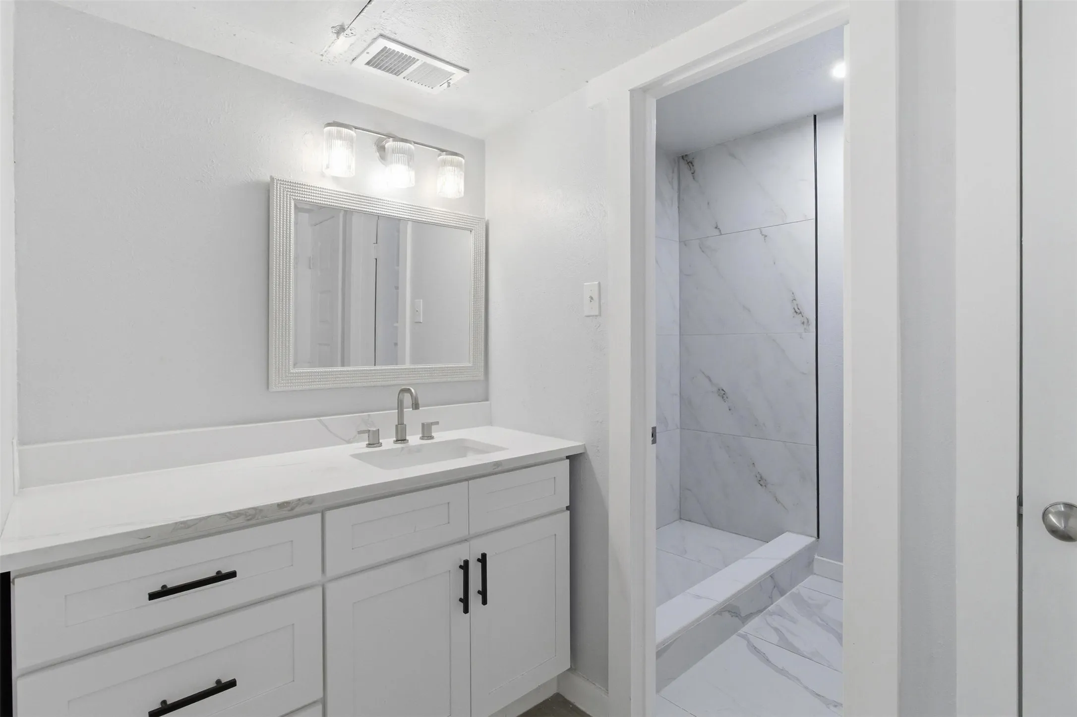 Condominium For Sale in Dallas County , 10574 High Hollows Drive 165, Dallas, Texas 75230, 1 Bedroom, 1 Bathroom, Garage spaces, 740 Sqft, built in 1970, mls#21289227, Real Estate Agent in Dallas, Homes For Sale in Dallas county, Homes For Sale in Dallas, Realtor in Dallas Texas, Real Estate Brokerage Independent Realty Texas, Luminita Cordes Realtor