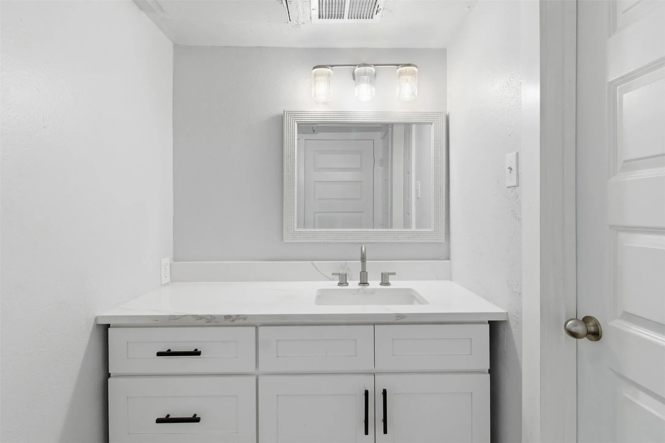 Condominium For Sale in Dallas County , 10574 High Hollows Drive 165, Dallas, Texas 75230, 1 Bedroom, 1 Bathroom, Garage spaces, 740 Sqft, built in 1970, mls#21289227, Real Estate Agent in Dallas, Homes For Sale in Dallas county, Homes For Sale in Dallas, Realtor in Dallas Texas, Real Estate Brokerage Independent Realty Texas, Luminita Cordes Realtor
